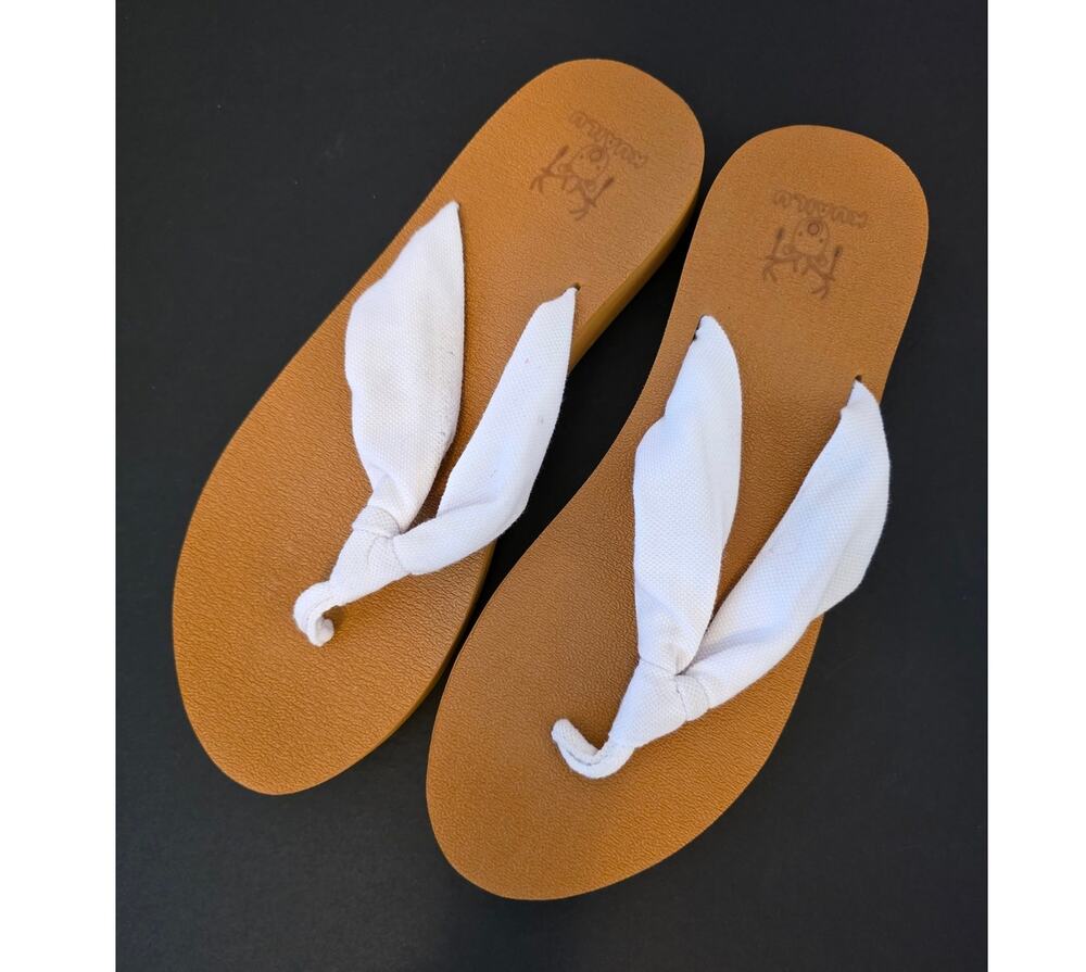 KuaiLu Cloth Yoga Flip Flops Sandals Women’s 10 White & Tan Casual Resortwear